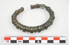Foto von Bronzeknotenarmreif (NHMW-PRAE-026069)